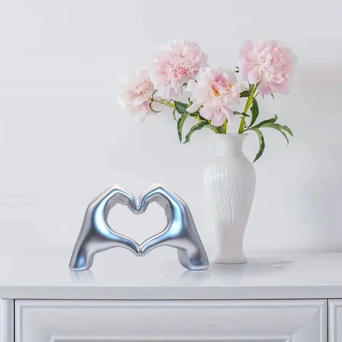 Luxury Heart Gesture Resin Figurine Sculpture 